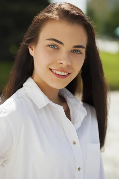 Young Beautiful brunette girl — Stock Photo, Image