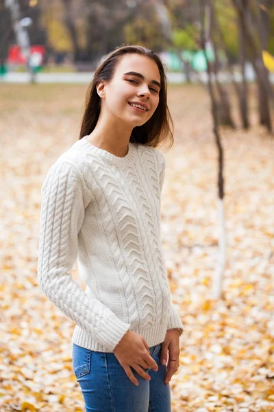 Close up retrato de uma jovem menina bonita em um branco woolen sw — Fotografia de Stock