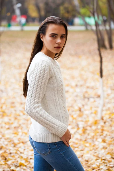 Retrato de cerca de una joven hermosa niña en un palo de lana blanco — Foto de Stock
