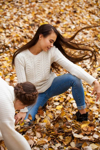 Mladá krásná dívka v modrých džínách a gwhite svetr — Stock fotografie