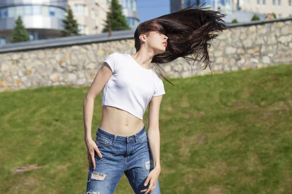 Jong mooi tiener meisje poseren tegen zomer park, helder — Stockfoto