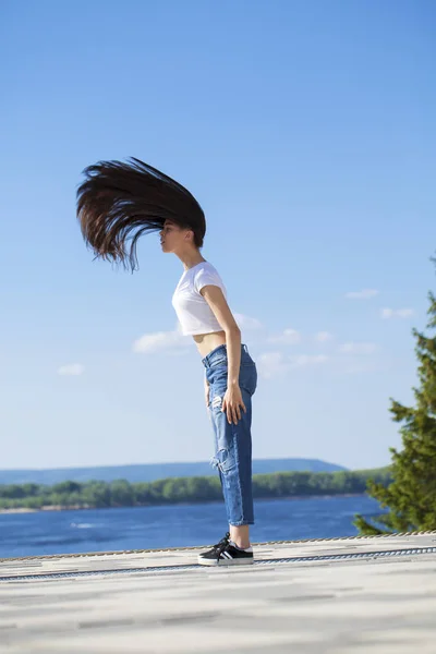 아름다운 갈색 머리 여자 포즈 대 푸른 하늘 밝은 화창한 우리 — 스톡 사진