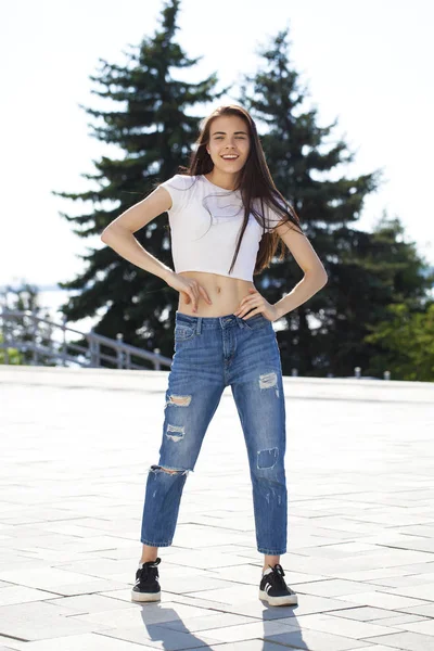 Junge schöne Teenager-Mädchen posiert gegen Sommer Park, hell — Stockfoto