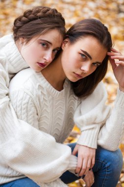 Kot pantolonlu ve parlak kazaklı güzel bir kız. 