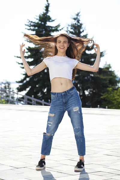 Joven hermosa adolescente posando contra el parque de verano, brillante —  Fotos de Stock