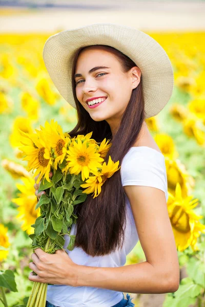 Retrato de uma jovem menina bonita em um campo de girassóis — Fotografia de Stock
