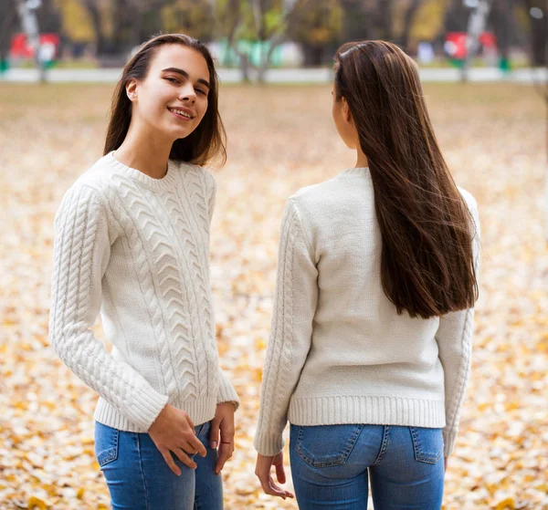 Close up ritratto di un giovani belle ragazze in una lana bianca s — Foto Stock