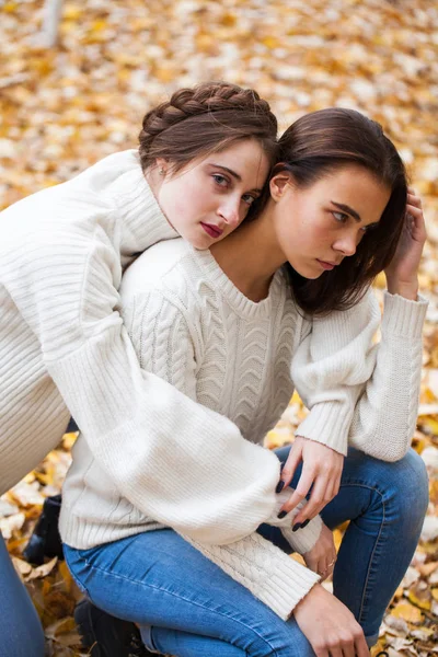 Jeune belle fille en jean bleu et pull blanc — Photo