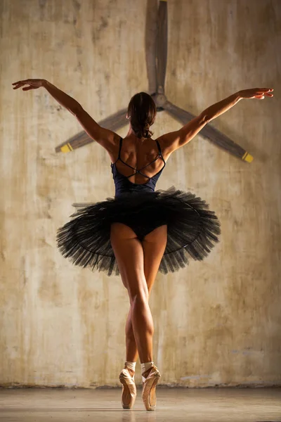 Joven hermosa bailarina en tutú de ballet negro posando en st oscuro —  Fotos de Stock