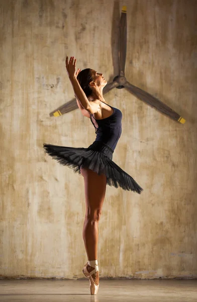 全身人像 身穿黑色舞衣的俄罗斯芭蕾舞演员 — 图库照片