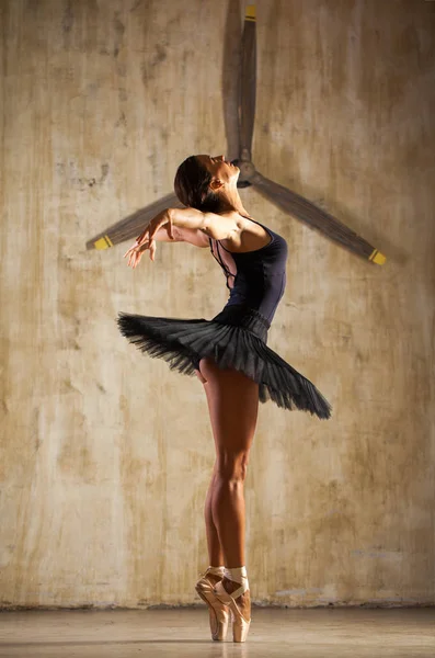 Full body portrait. Russian ballerina in a black dancing suit is — Stock Photo, Image
