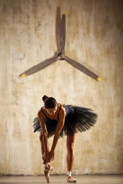 Retrato de cuerpo entero. Bailarina rusa en un traje de baile negro es —  Fotos de Stock