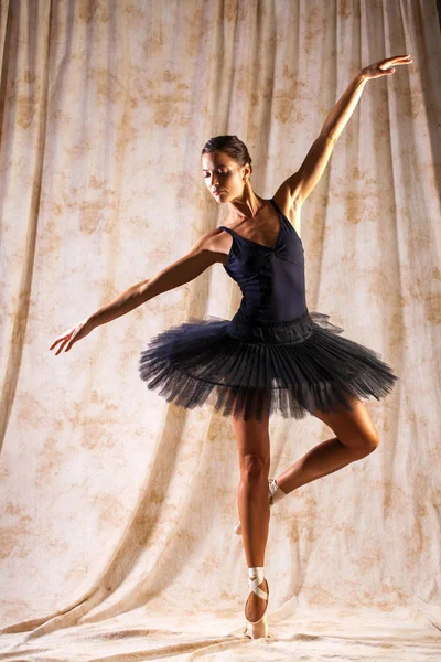 Ritratto a corpo intero. ballerina russa in un abito da ballo nero è — Foto Stock