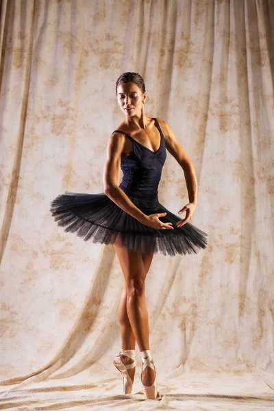 Retrato de cuerpo entero. Bailarina rusa en un traje de baile negro es —  Fotos de Stock