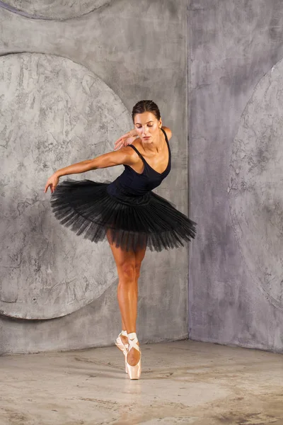 Retrato de cuerpo entero. Bailarina rusa en un traje de baile negro es —  Fotos de Stock