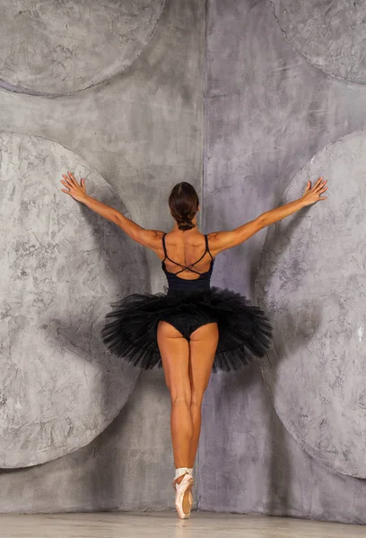 Joven hermosa bailarina en tutú de ballet negro posando en st oscuro —  Fotos de Stock