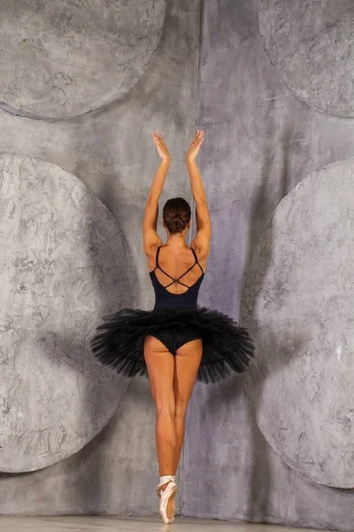 Joven hermosa bailarina en tutú de ballet negro posando en st oscuro —  Fotos de Stock