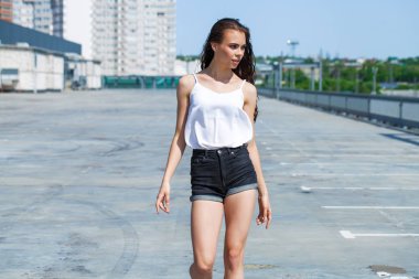 Beyaz yaz bluz ve kot güzel genç esmer model, su