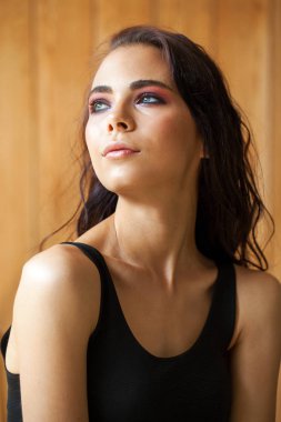 Güzelliği uydur. Siyah portre genç esmer kadın kadar yakın 