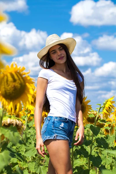 Портрет молодої красивої дівчини в полі соняшників — стокове фото