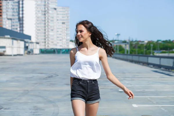 Ganska ung brunett modell i vit sommar blus och jeans, SU — Stockfoto