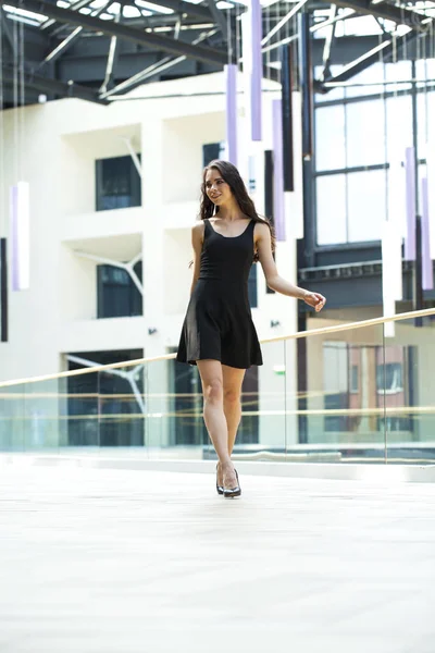 Retrato de cuerpo completo de una joven morena feliz en negro dres —  Fotos de Stock