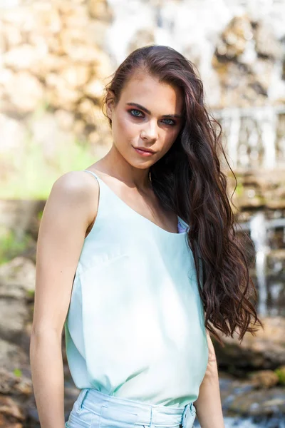 Jong brunette model in turquoise blouse — Stockfoto