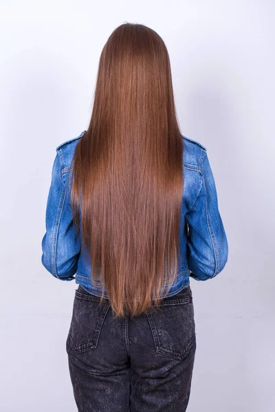 女性の長いブルネットの髪、リアビュー — ストック写真