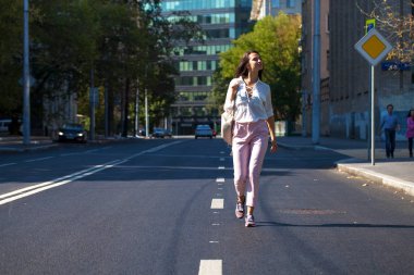 Sokakta yürüyen genç güzel esmer kadın