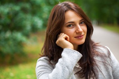 Gri paltolu güzel bir genç kadın portresi 