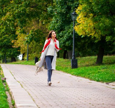 Mavi kot ve gri ceketli güzel bir kızın portresi. 