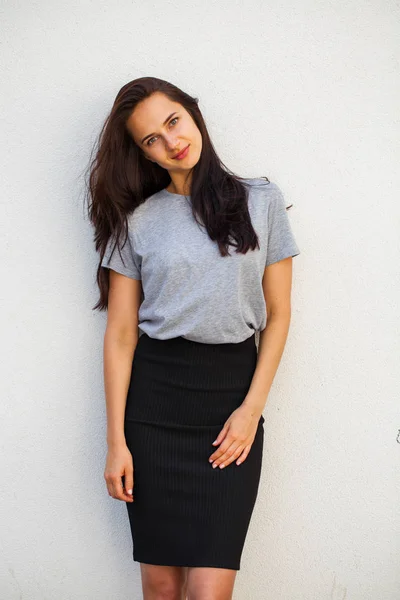 Mujer morena feliz en camiseta gris —  Fotos de Stock