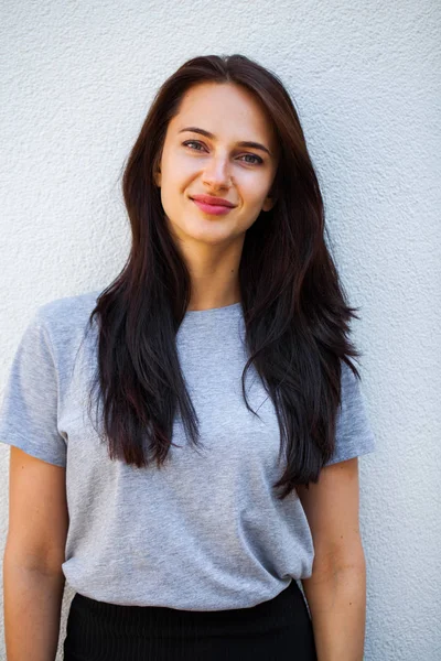 Mulher morena feliz em camiseta cinza — Fotografia de Stock