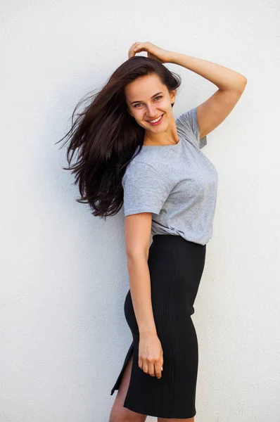 Glad brunett kvinna i grå t-shirt — Stockfoto