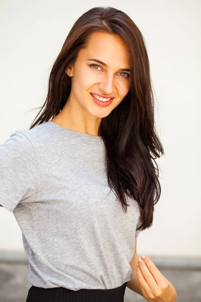 Mujer morena feliz en camiseta gris — Foto de Stock