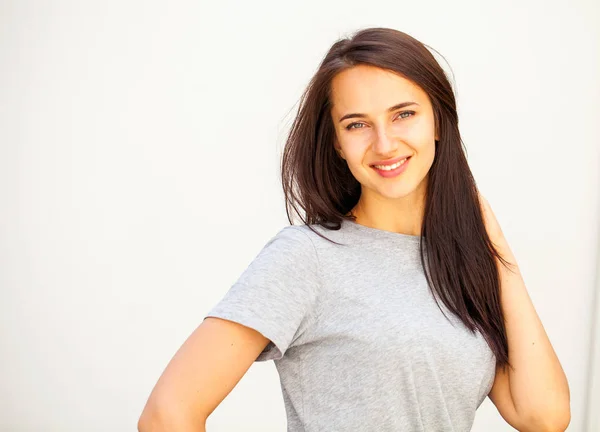 Joyeux femme brune en t-shirt gris — Photo