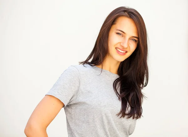 Glückliche brünette Frau im grauen T-Shirt — Stockfoto