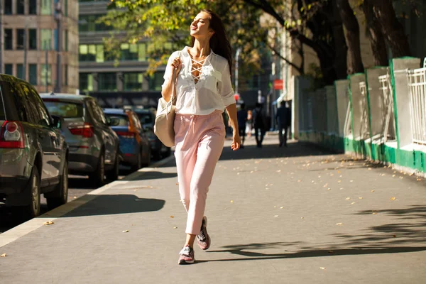 Jovem bela mulher morena andando na rua — Fotografia de Stock