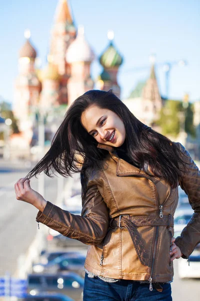 Młoda kobieta szczęśliwa w brązowy skórzana kurtka — Zdjęcie stockowe