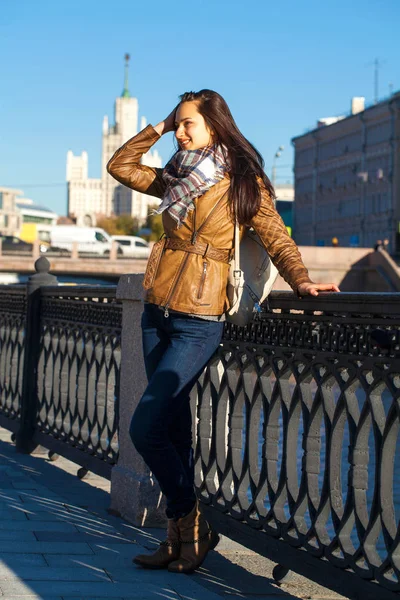 Jeune femme heureuse en cuir marron veste — Photo