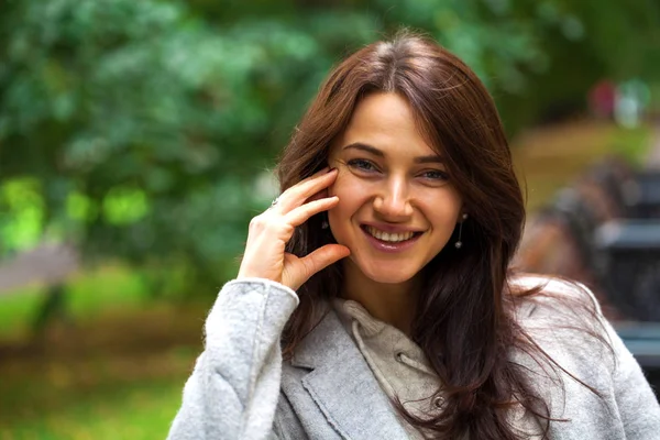 Portrait d'une jeune belle femme en manteau gris — Photo