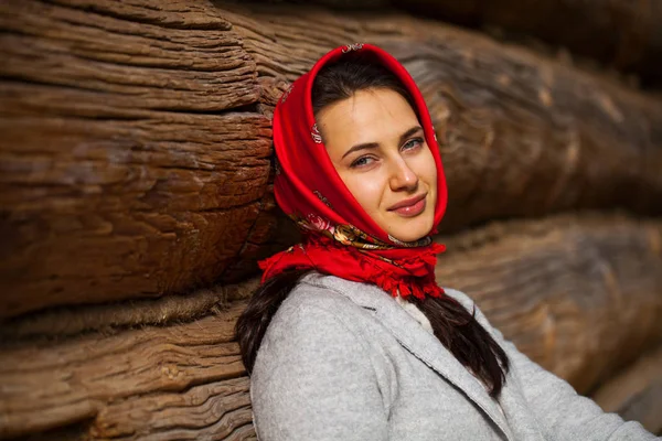 Retrato de uma jovem mulher bonita com um lenço vermelho — Fotografia de Stock