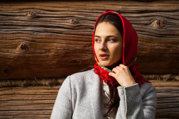 Retrato de uma jovem mulher bonita com um lenço vermelho — Fotografia de Stock
