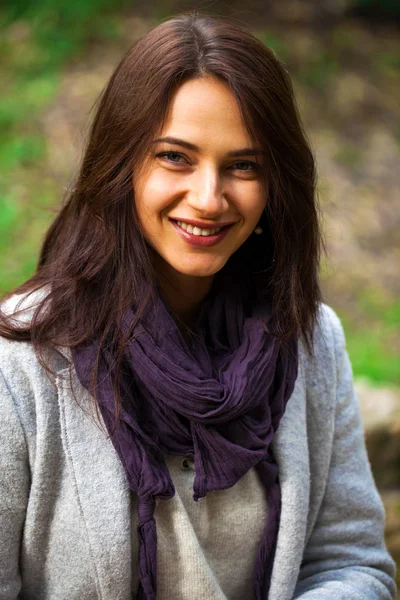 Retrato de uma jovem mulher bonita em casaco cinza — Fotografia de Stock