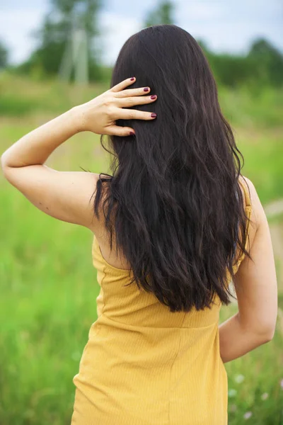 Kobiece Brunetki włosy, widok z tyłu, park letni — Zdjęcie stockowe