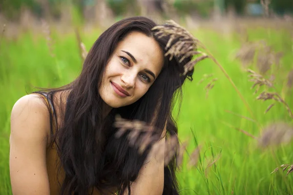 Portret van mooie jonge gelukkig vrouw — Stockfoto