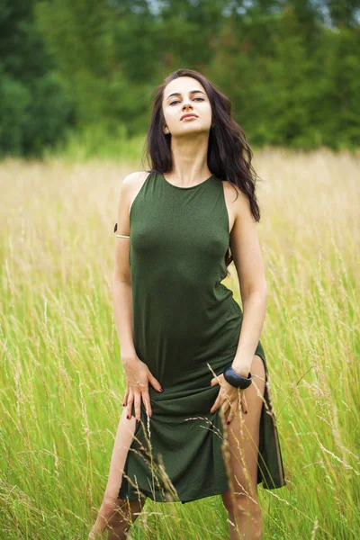 Portrait of beautiful young woman — Stock Photo, Image