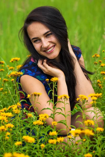 Retrato de cerca de la joven hermosa morena — Foto de Stock