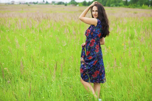 Retrato de hermosa joven feliz mujer —  Fotos de Stock