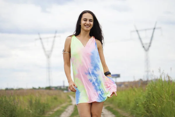 Jovem bela mulher de vestido no parque de verão — Fotografia de Stock